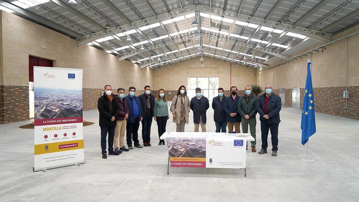 Rafael Llamas, en el centro de la imagen junto a la arquitecta Mara Portero, durante la firma del acta de recepción.