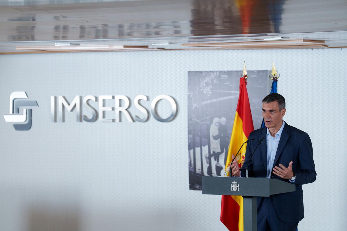 El presidente del Gobierno, Pedro Sánchez, tras un encuentro con discapacitados este martes en el Instituto de Mayores y Servicios Sociales (IMSERSO).