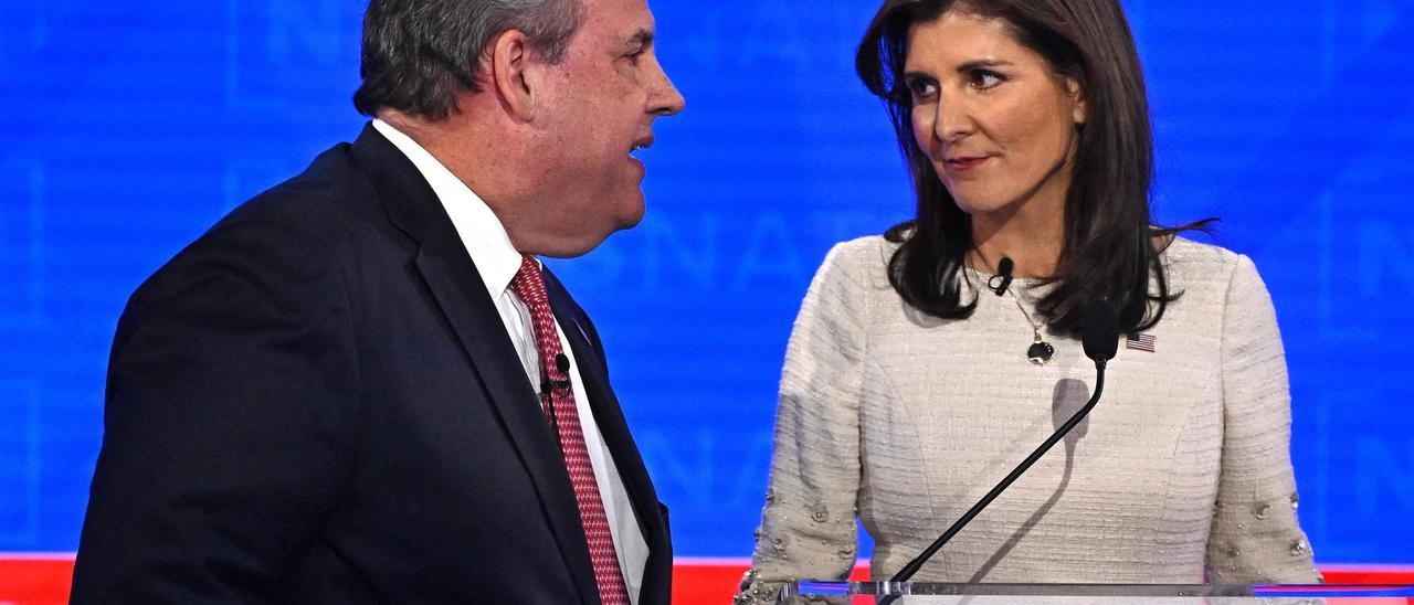 El exgobernador de Nueva Jersey Chris Christie la exgobernadora de Carolina del Sur y embajadora ante la ONU, Nikki Haley, en el cuarto debate de las primarias presidenciales republicanas