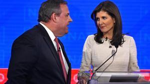 El exgobernador de Nueva Jersey Chris Christie la exgobernadora de Carolina del Sur y embajadora ante la ONU, Nikki Haley, en el cuarto debate de las primarias presidenciales republicanas
