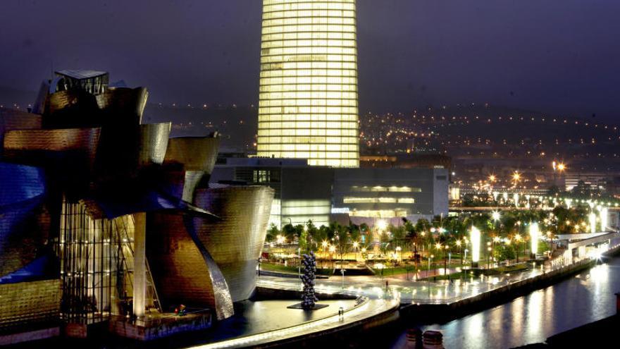 Panorámica nocturna de la ciudad de Bilbao.