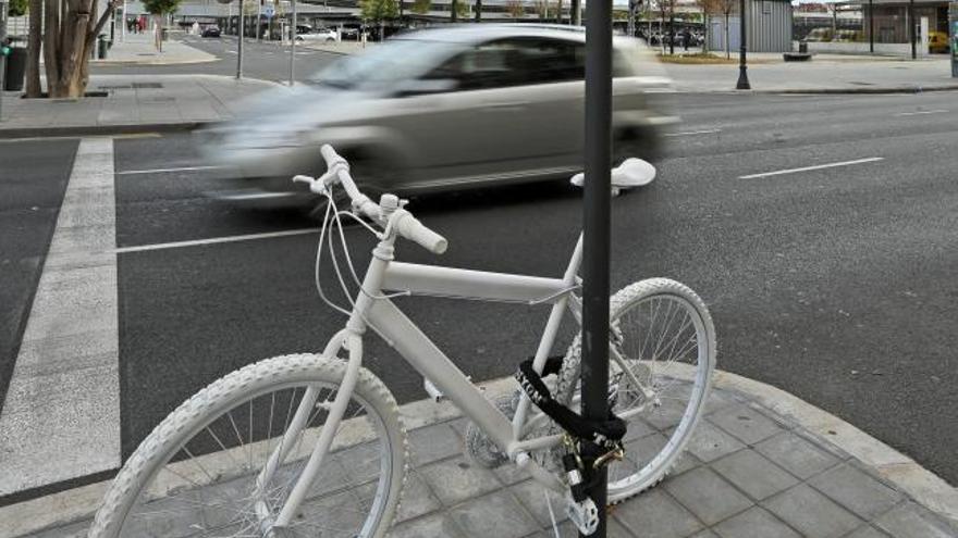Una bicicleta blanca, junto a la estación del AVE Joaquín Sorolla de Valencia, recuerda a la joven ciclista de 20 años que falleció el pasado domingo tras ser arrollada por un conductor borracho que no respetó un semaforo en rojo circulando a gran velocidad.