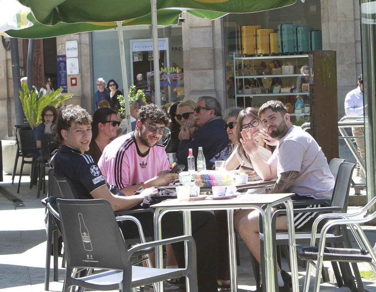 Apurando el «veranillo»  de abril, en una terraza de la ciudad. | IÑAKI OSORIO