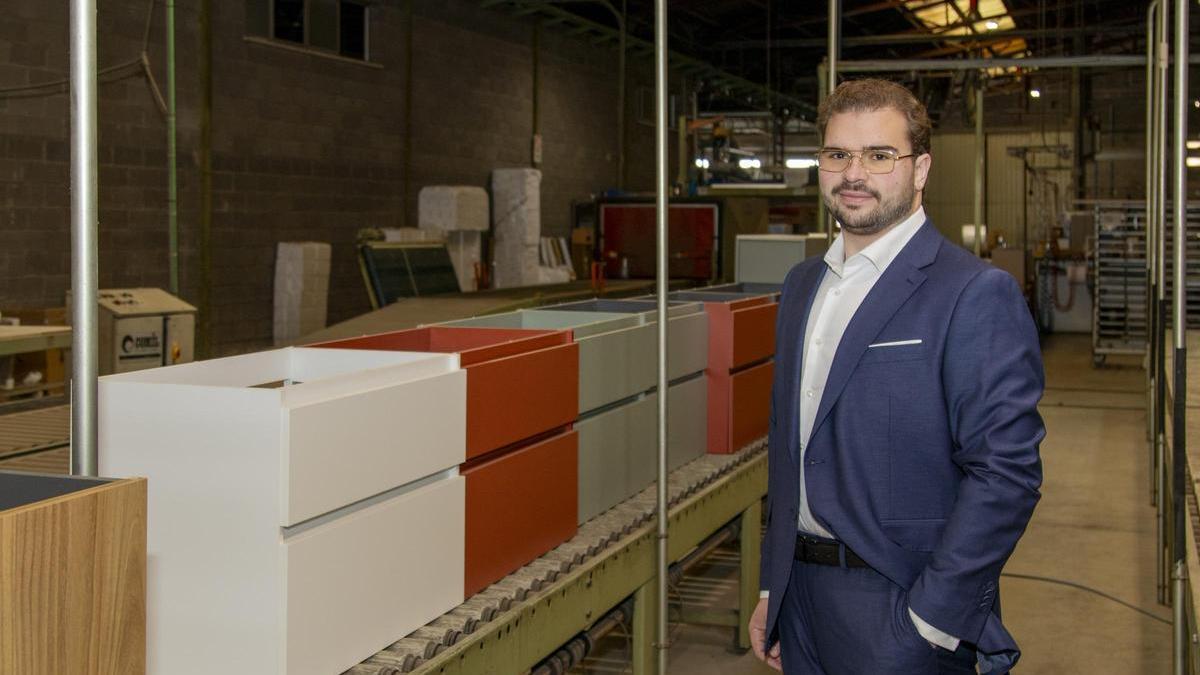 Salvador Palau Sanchis en el interior de la fábrica de Alzira.