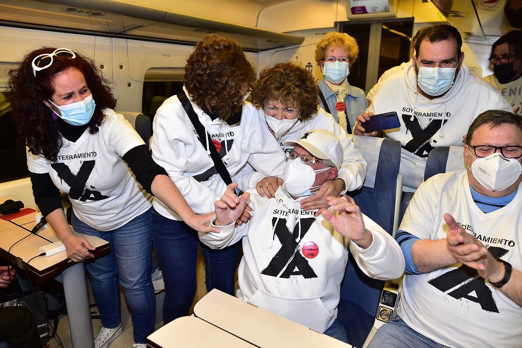 Los vecinos de las vías, celebran su primer viaje en el nuevo tren soterrado