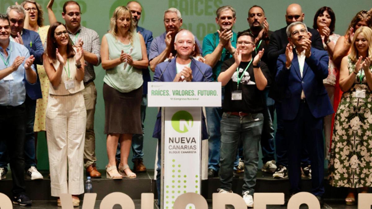 Luis Campos, rodeado de la nueva dirección del partido en 2025