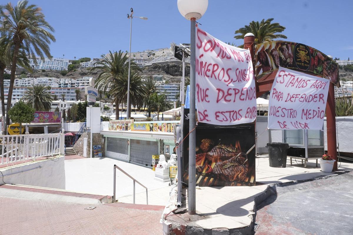 Pancartas en protesta por el cierre de los restaurantes.