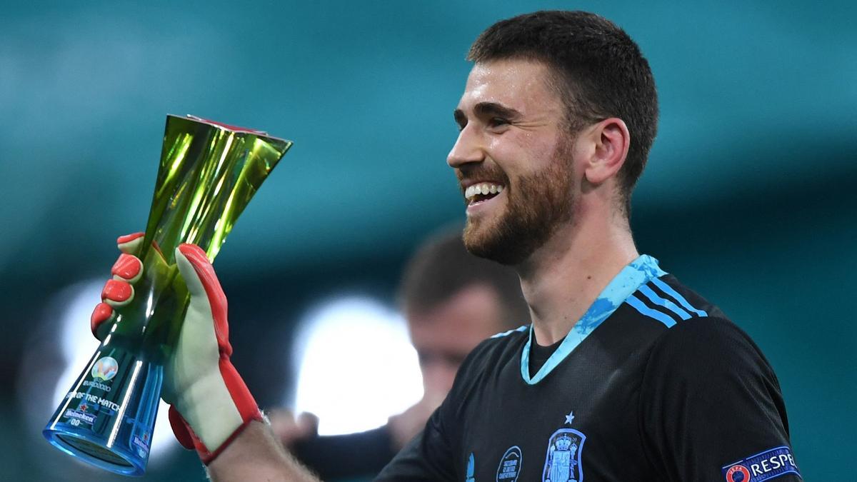 Unai Simón, con el trofeo de MVP del partido.