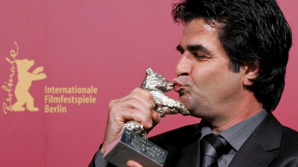 Una fotografía de archivo fechada el 18 de febrero de 2010 muestra al director cinematográfico iraní Jafar Panahi con el Oso de plata que ganó en la 56 edición del Festival Internacional de cine de Berlín (Alemania) por su película "Offside".