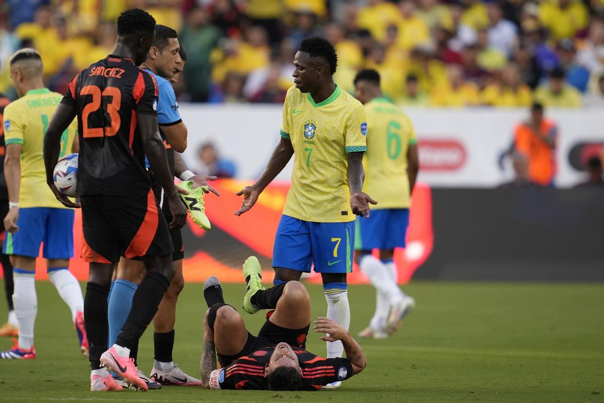 Vinicius Junior recibió una amarilla por un manotazo sobre James