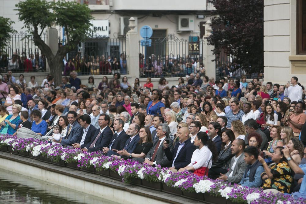 El público alicantino "toma" los jardines del Palacio y el exterior para escuchar a "Sounds of joy"