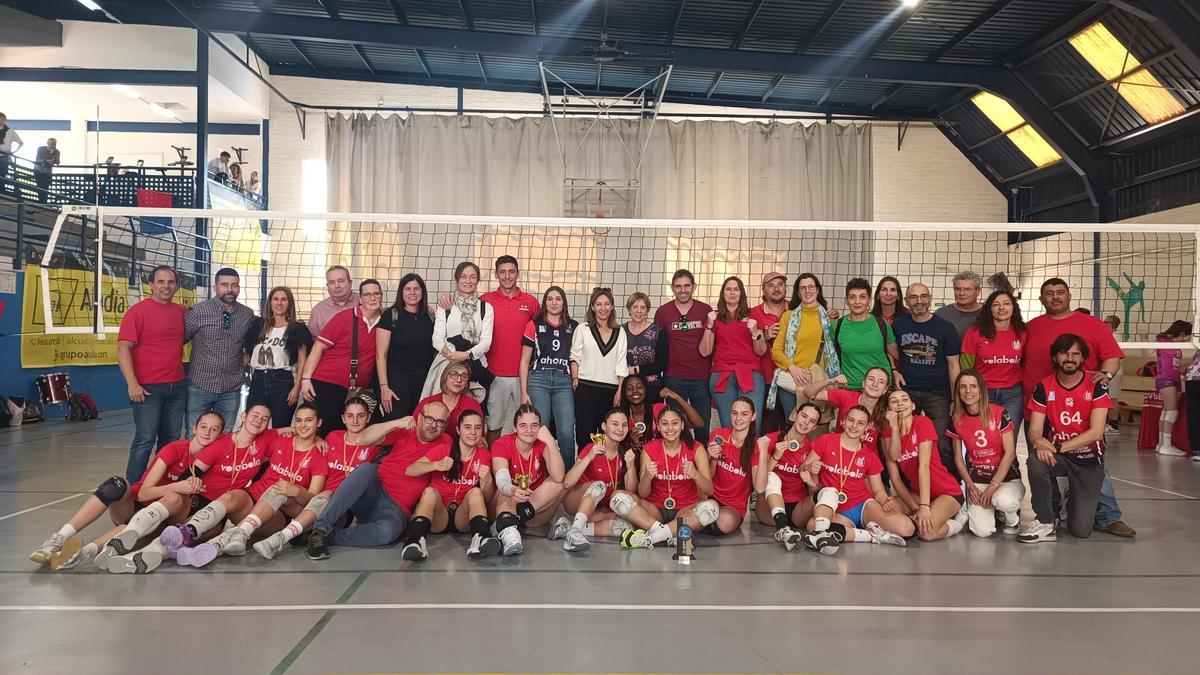 El equipo del Ahora vóley Xàtiva juvenil desplazado a Elche celebra la victoria