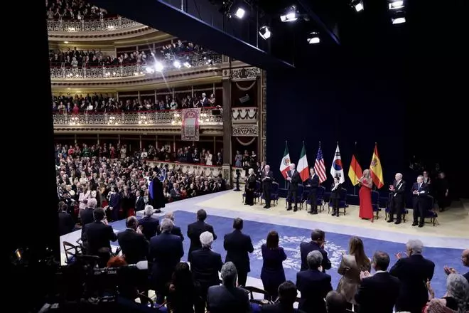EN IMÁGENES: Así fue la ceremonia de los premios "Princesa de Asturias" 2025 en el teatro Campoamor de Oviedo