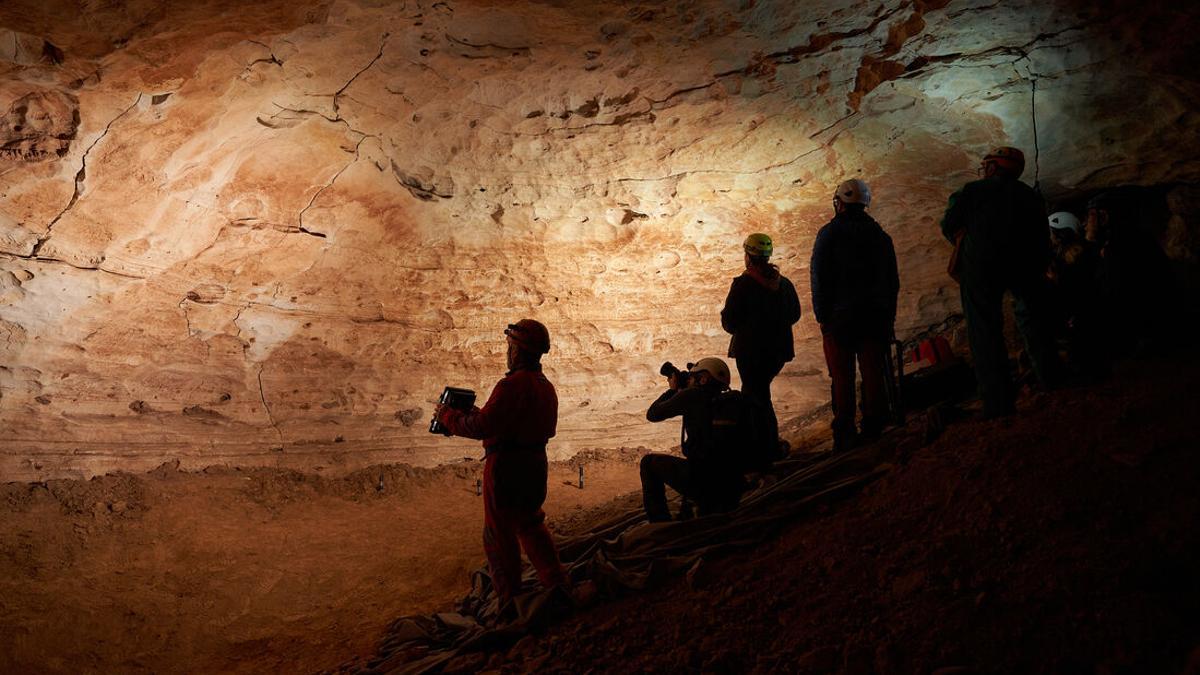 Panorámica del panel de grabados prehistóricos.