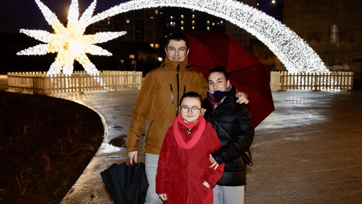 La iluminación navideña del paseo gijonés de Naval cautiva a los viandantes: "Animará a la gente a venir"