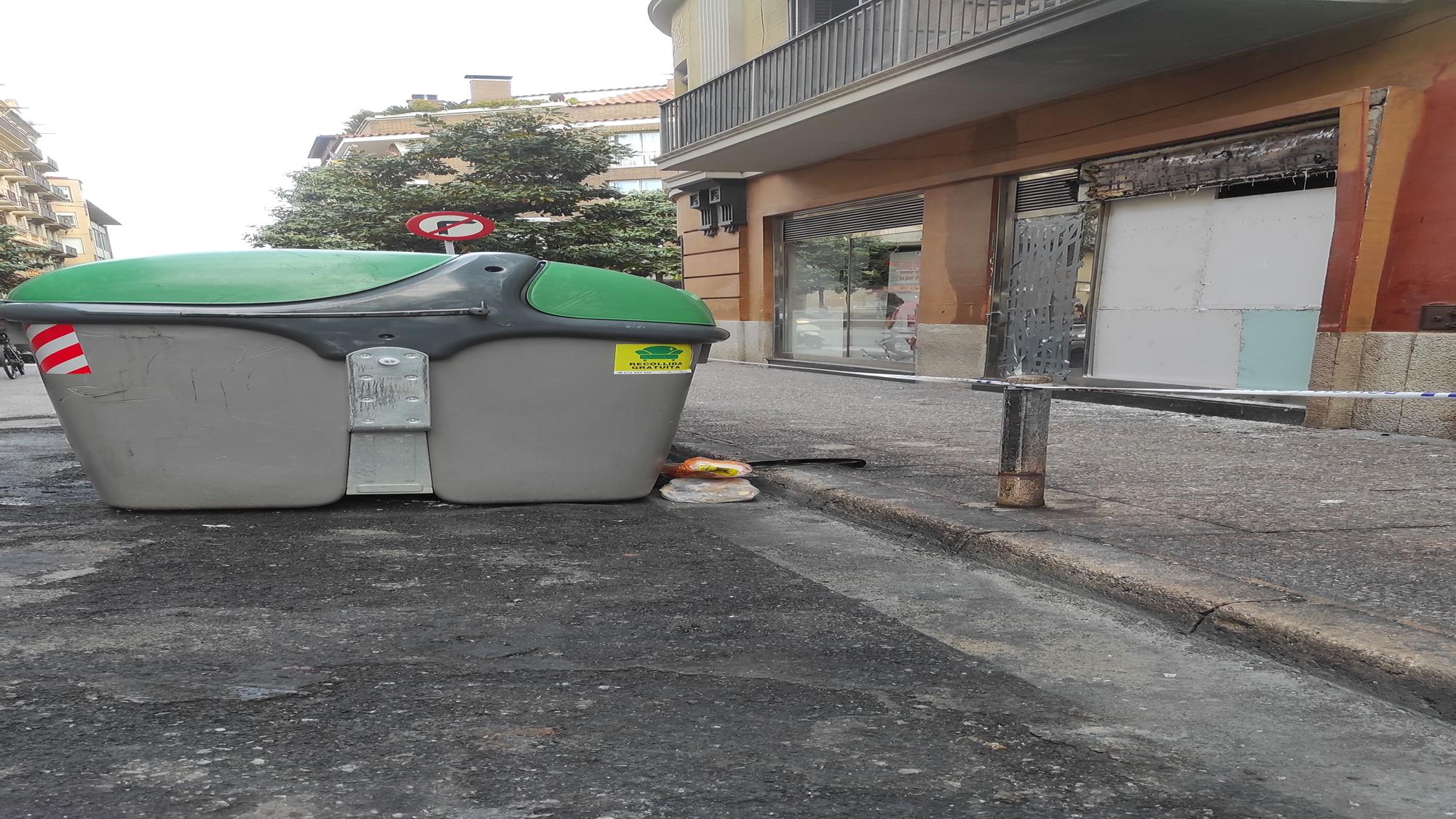 Cremen una vintena de contenidors a Girona i causen danys en façanes i vehicles