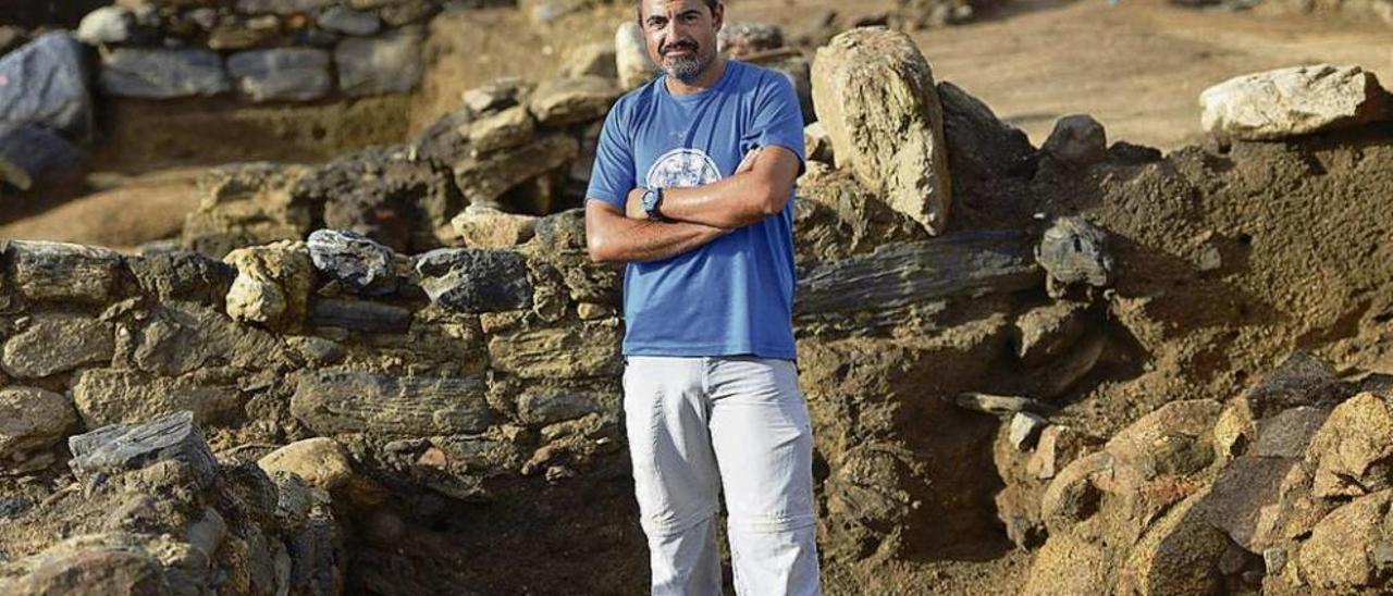 Rafael Rodríguez, entre las ruinas del castro que están excavando durante estos meses. // Gustavo Santos