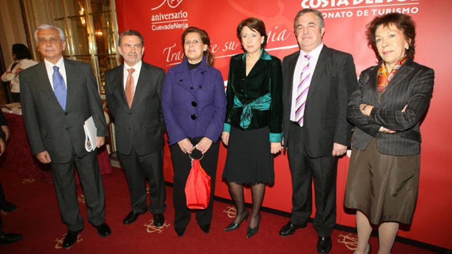 Homenaje. Hilario López Luna, el presidente de Adif, Antonio González Marín, Rosa Torres, Magdalena Álvarez, Salvador Pendón y la presidenta de Aena, Encarnación Vivanco.