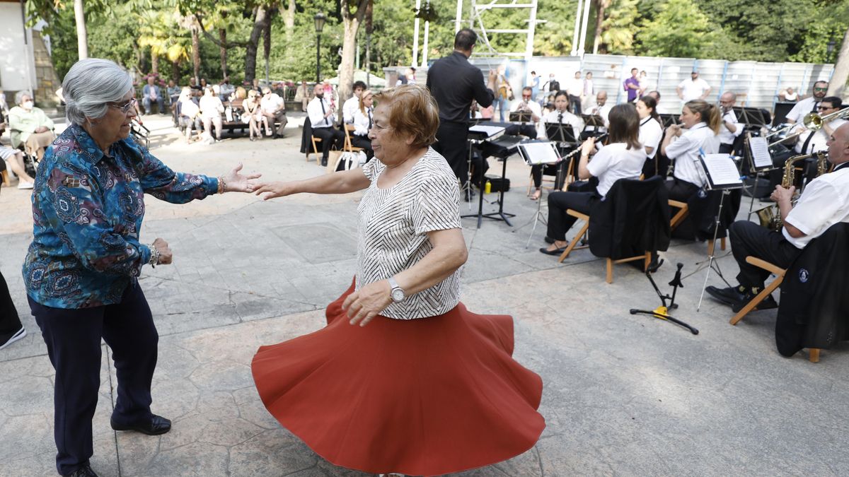 Carmen Fernández (a la izquierda) y Jesusa Aláez, en el primero de los bailes del Bombé de este año.  