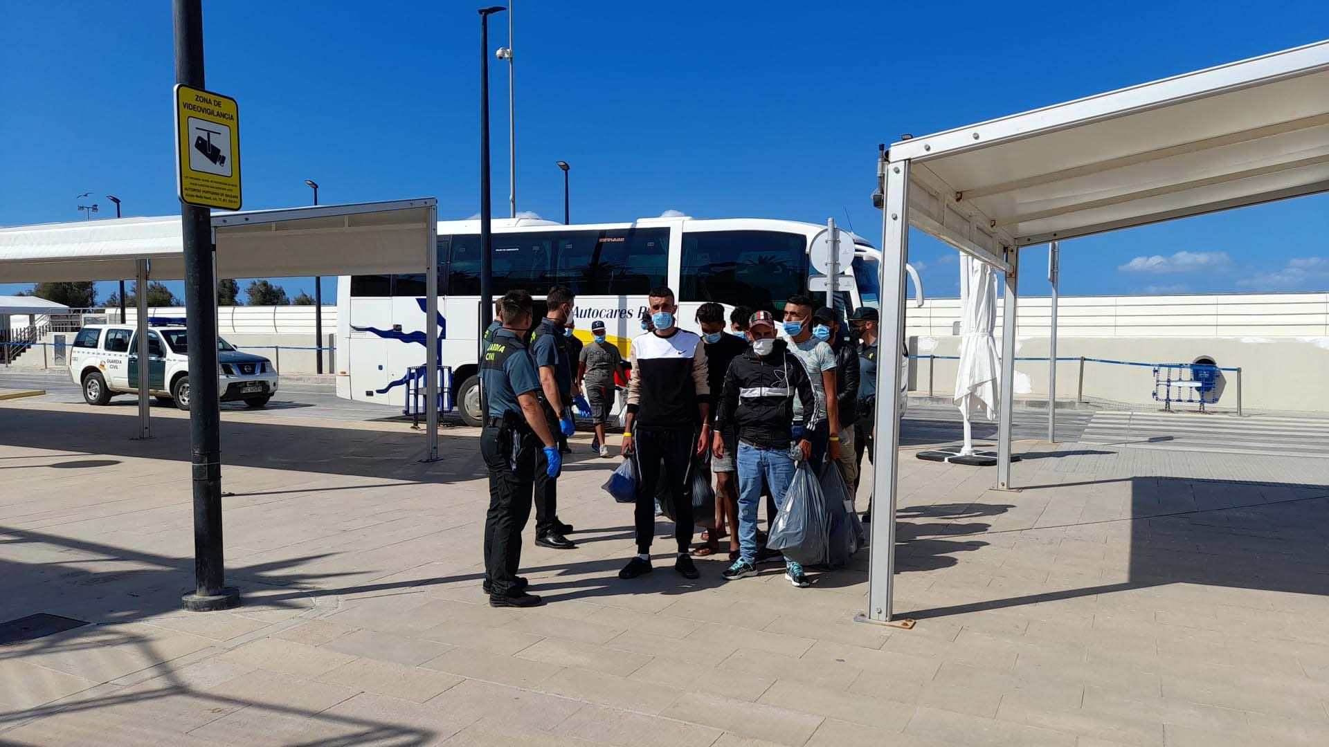 Traslado de los migrantes llegados en patera a Formentera hasta Ibiza