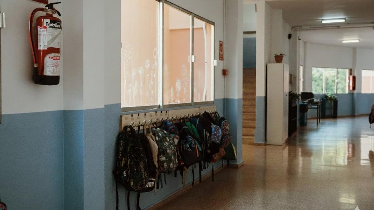 Interior del CEIP Aina Moll i Marquès (Imagen modificada con IA).