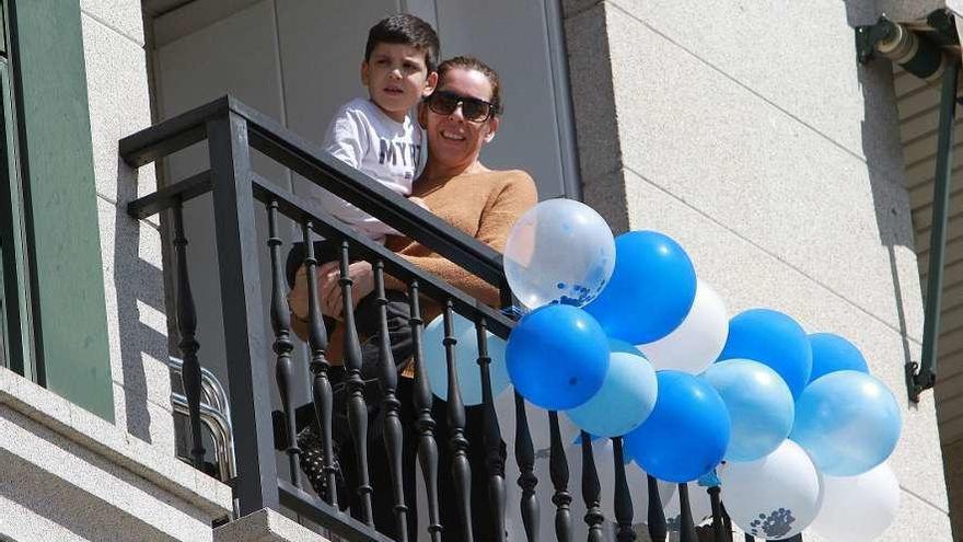 Eva Guzmán y su hijo Daniel, en el balcón de su casa de Ourense. // Iñaki Osorio