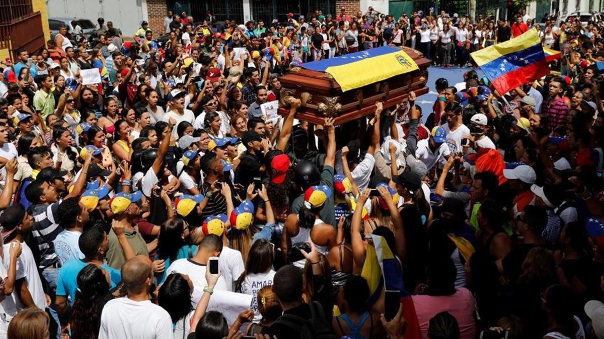 Una multitud de personas acompañan el féretro de Neomar Lander, que murió en una protesta contra Maduro, durante el funeral en Guarenas (Venezuela), el 9 de junio.
