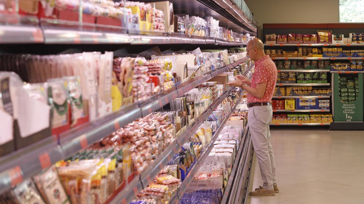 Un cliente hace la compra en un supermercado Mercadona de Girona