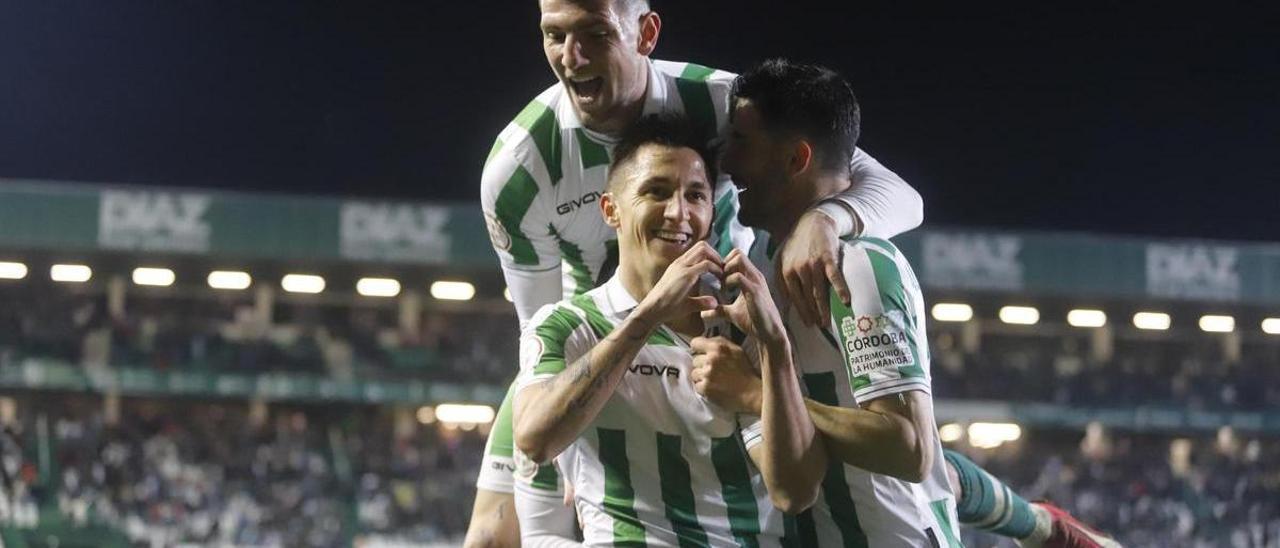 Carracedo celebra su gol al Atlético de Madrid B junto a Toril y Albarrán, este domingo.