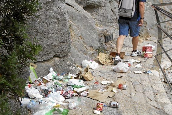 Im Torrent de Pareis, einer der größten Touristenattraktionen der Insel, stapeln sich die Besucher. Seit Wochen schafft keiner den Müll weg, auf der berühmten Serpentinenstraße staut sich der Verkehr, am Ufer haben Taschendiebe leichtes Spiel. Es ist ein Albtraum, sagen die Anwohner.