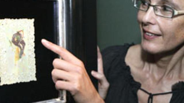 Montse Aguer, directora del Centro de Estudios Dalinianos, mostrando el cuadro a la prensa, ayer, en el Museu Dalí de Figueres.