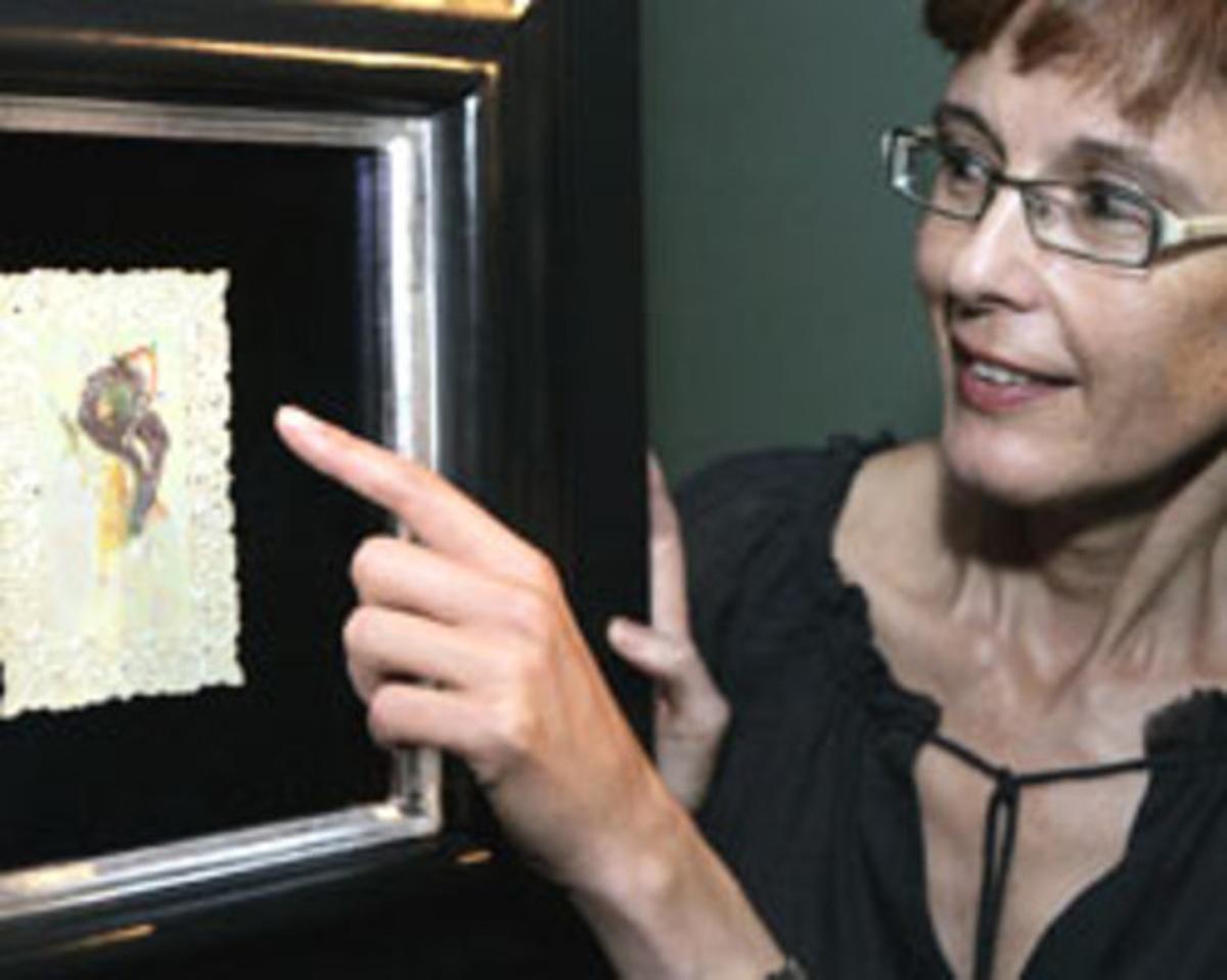 Montse Aguer, directora del Centro de Estudios Dalinianos, mostrando el cuadro a la prensa, ayer, en el Museu Dalí de Figueres.