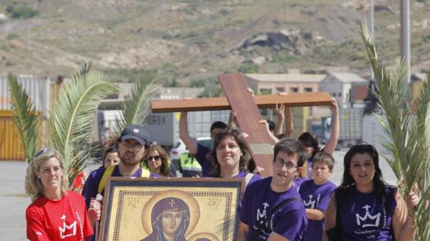 La dársena de Santiago repleta de personas que quisieron participar en los actos de la Cruz y el Icono, símbolos que fueron desembarcados por un grupo de jóvenes