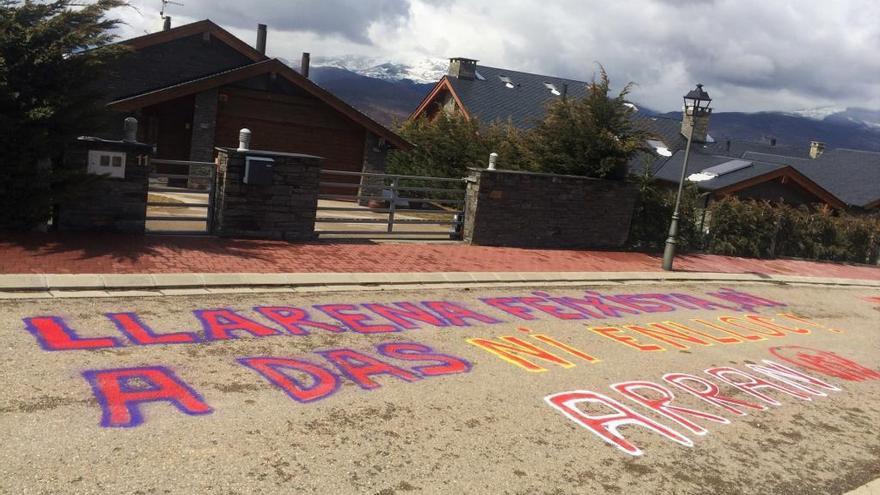 La pintada frente a  la casa del juez.