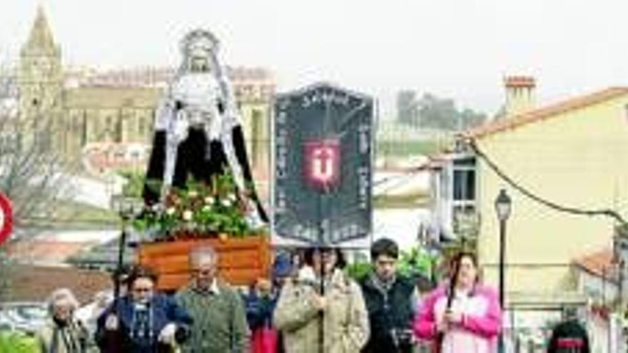 El calvariovive su romeriabajo la lluvia