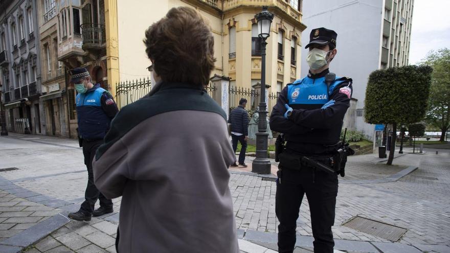 Agentes de la Policía Local por el barrio de Sabugo, en una imagen de archivo.