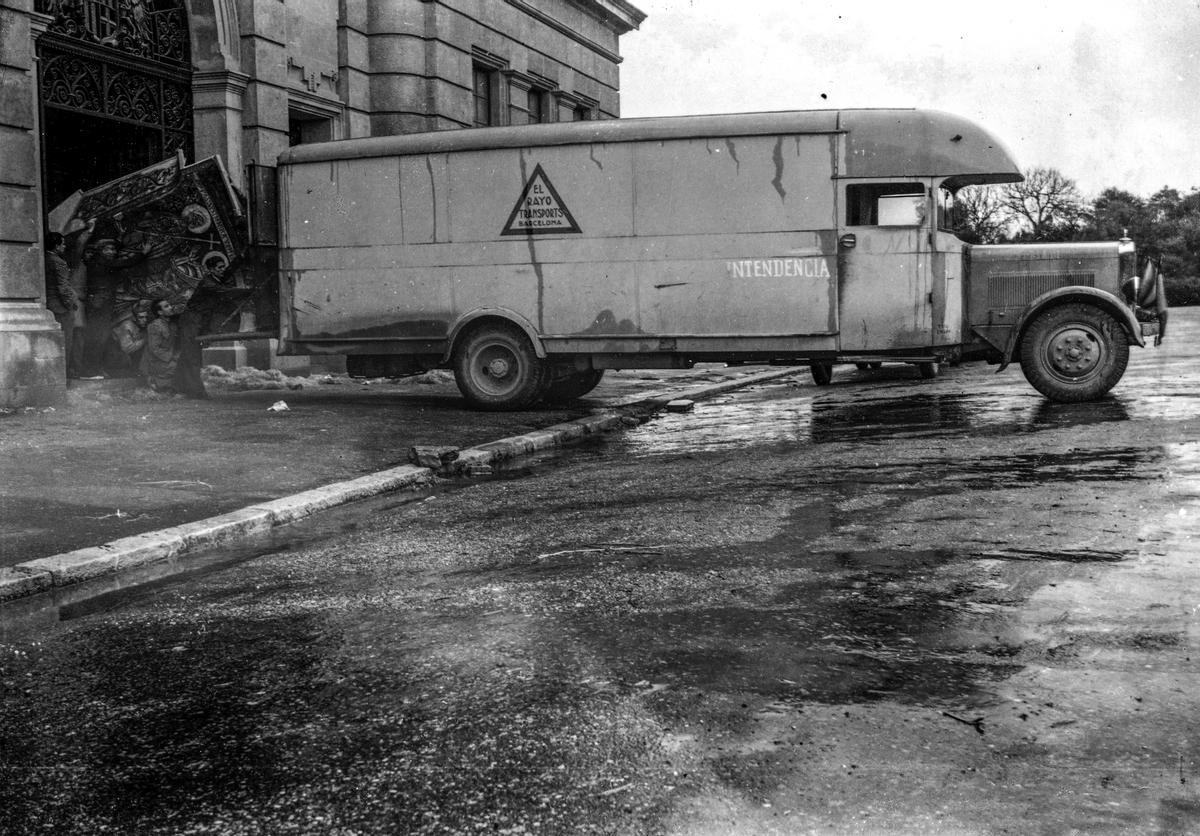 Carga de un fragmento del ábside de Sant Pere de la Seu d'Urgell, a las puertas del Museu d'Art de Catalunya, en 1936, para trasladarlo a Olot.