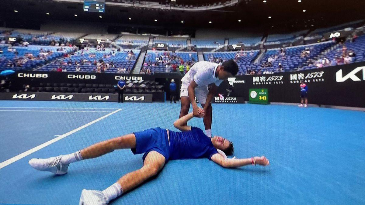Mensik completamente agarrotado tras la final júnior del Open de Australia 2021