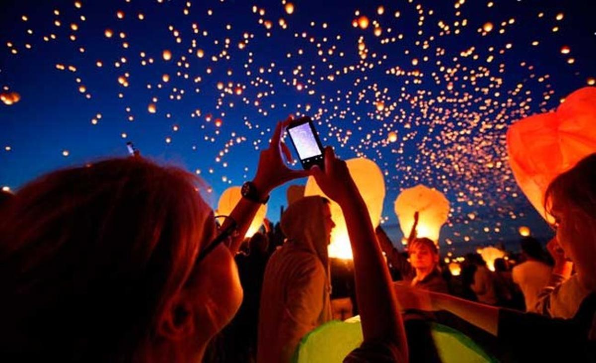 Diversos polonesos llancen llanternes xineses amb motiu de les celebracions de la Nit Kupala (nit de Sant Joan) a Poznan, Polònia. Aquesta festivitat també se celebra a Rússia, Ucraïna i Bielorússia.