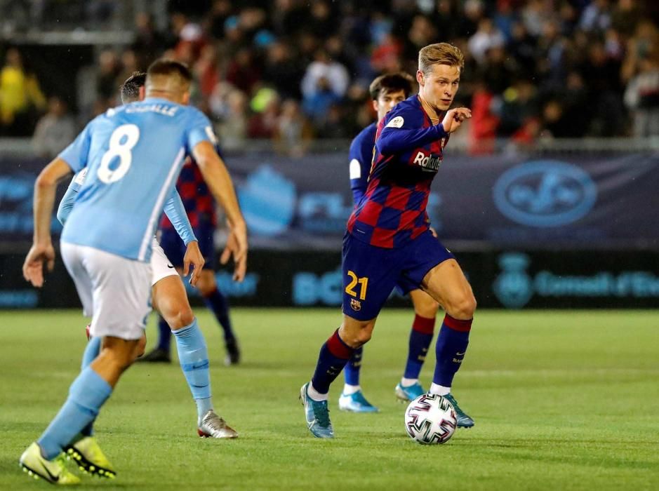 El centrocampista holandés del Barcelona Frenkie de Jong (d) controla el balón ante el centrocampista del Ibiza Pep Caballé, durante el partido de dieciseisavos de final de la Copa del Rey que se disputa este miércoles en el estadio de Can Misses