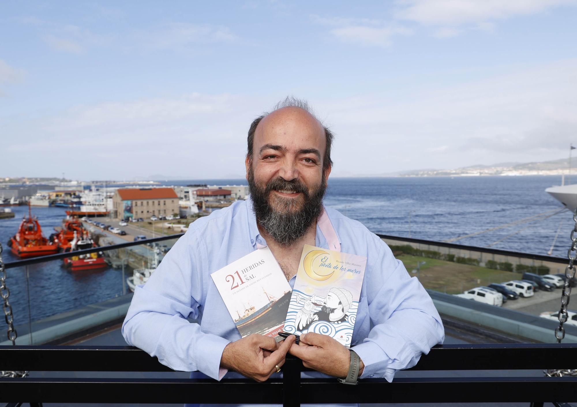 Ricardo Villar con sus dos libros.