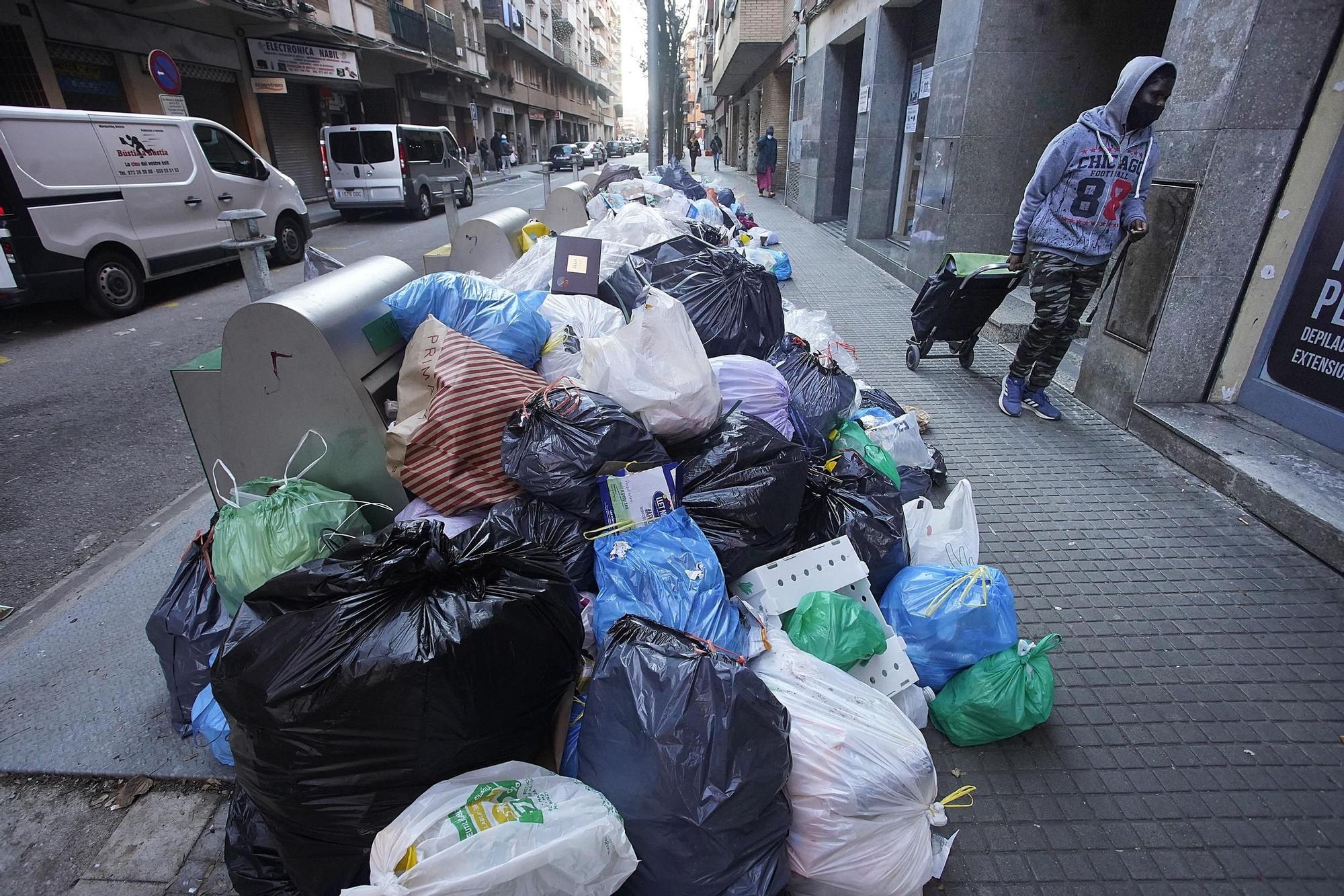 La vaga s’eternitza a Salt després de vint dies de deixalles al carrer