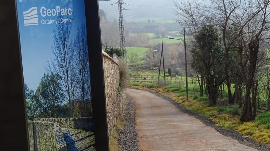 Un cartell del Geoparc a Avinyó