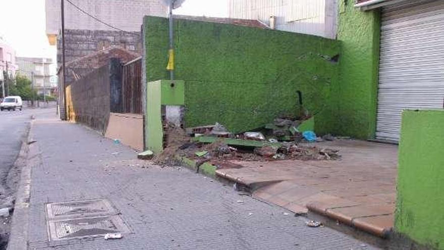 Una parte del muro de entrada al bar quedó destrozada.  // G. Núñez