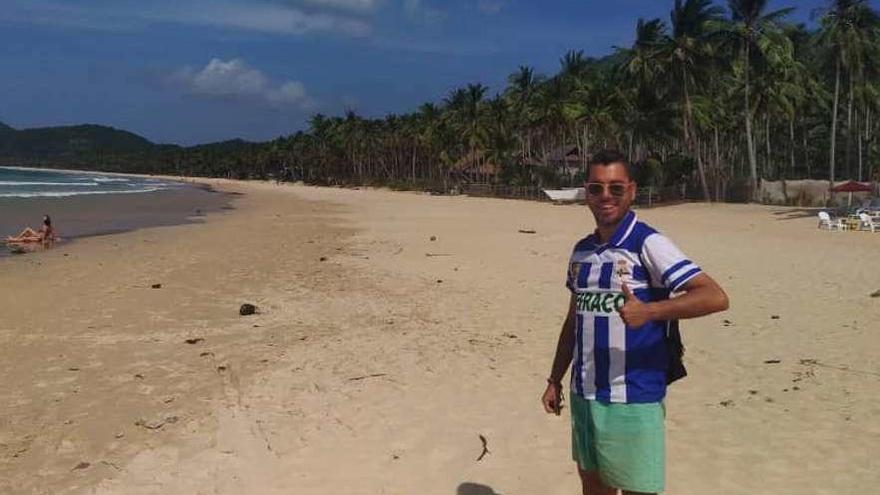 El coruñés Brais Mahía posa en una playa de Filipinas con la camiseta del Deportivo.