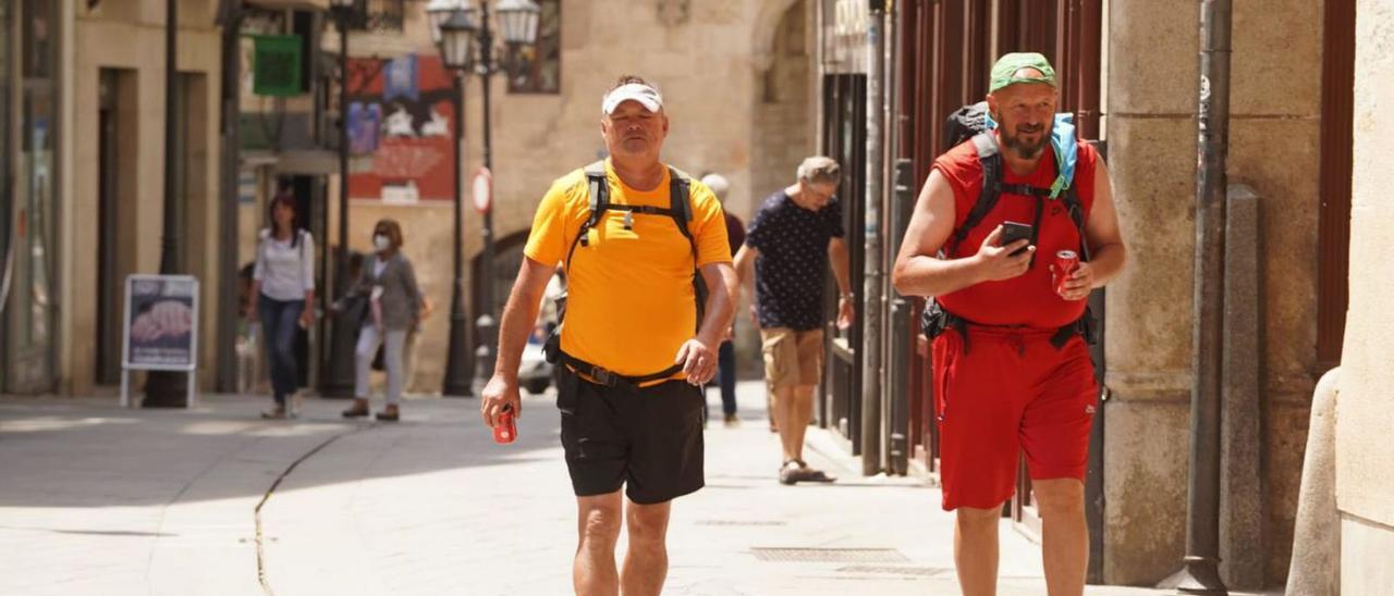 Dos turistas pasean por una céntrica calle de Zamora.