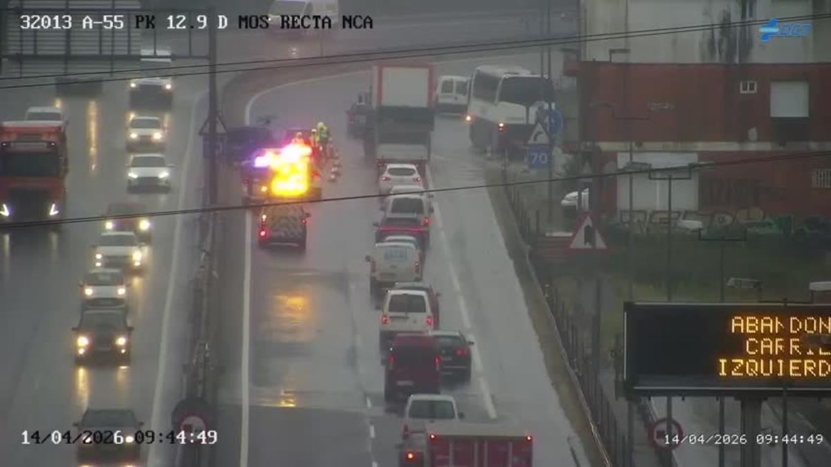 Equipos de emergencias en el punto de la A-55 en el que ocurrió el accidente con varios heridos y coches implicados.