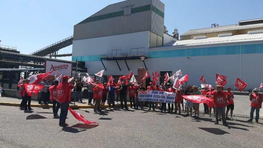 Imágenes de la concentración a las puertas de la fábrica de Azucarera de Toro.