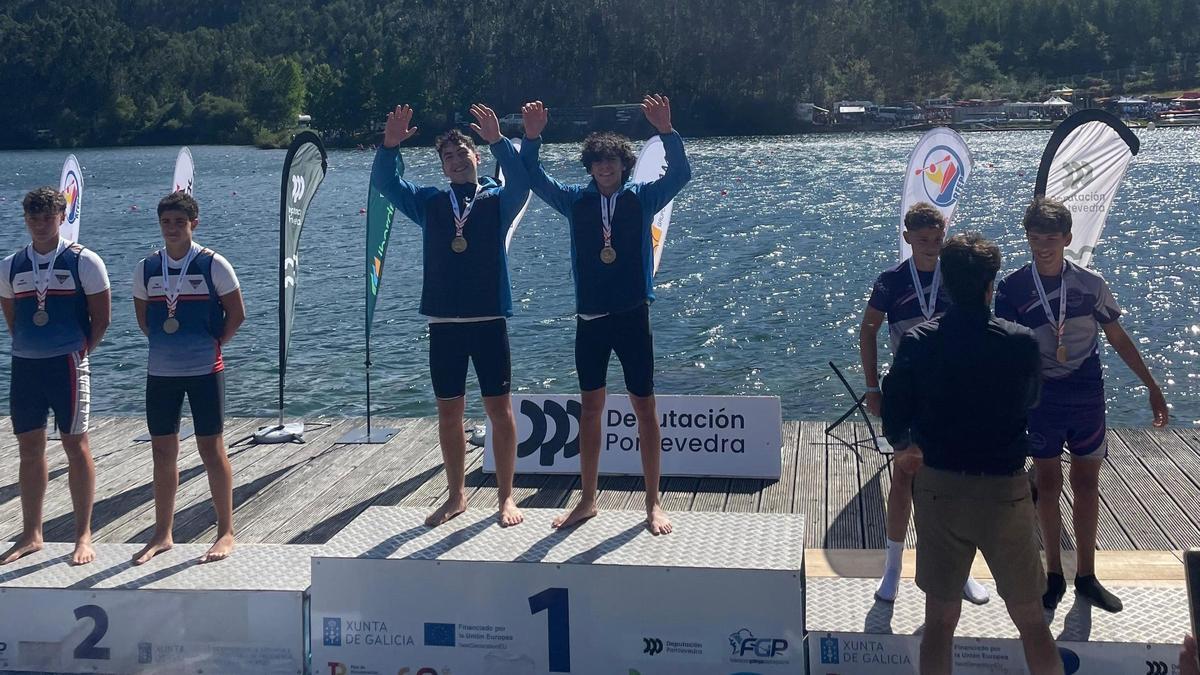Alex (izda.) y Miguel (dcha), campeones, en el podio