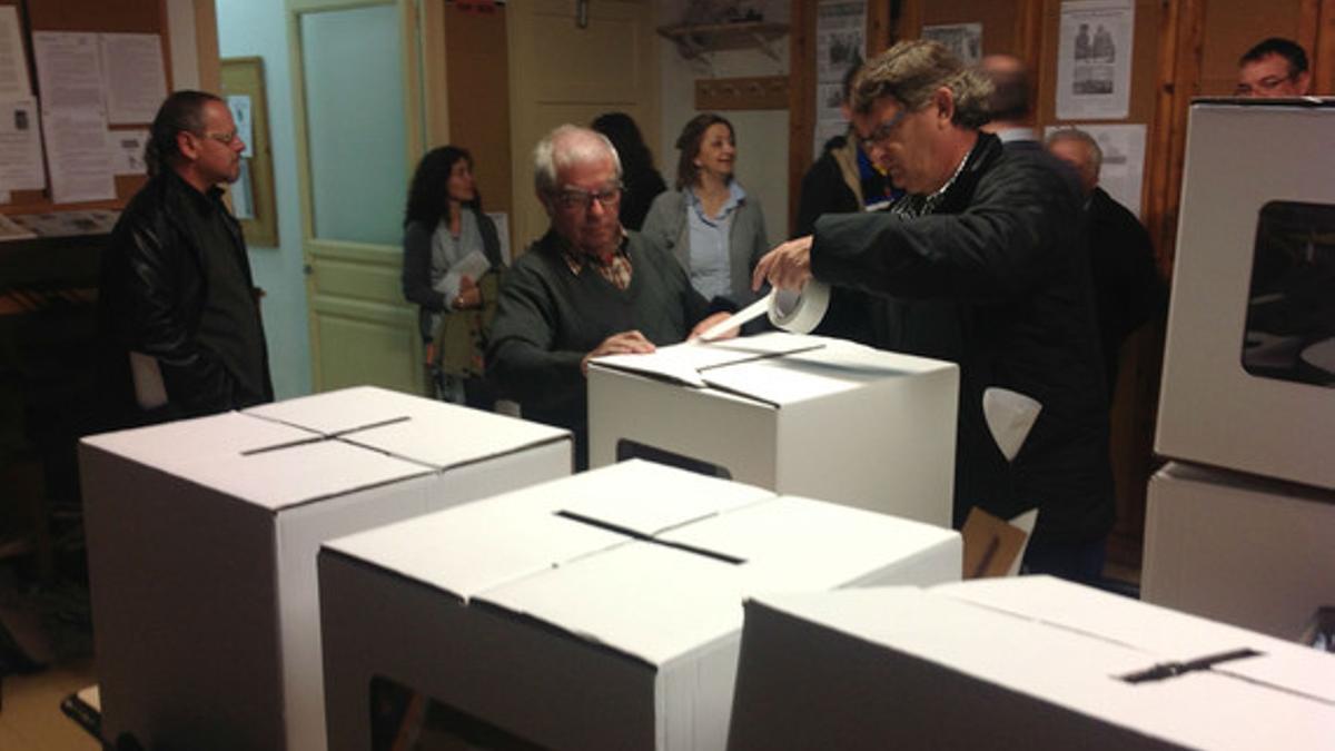 Urnas precintadas en un punto de votación de Figueres.